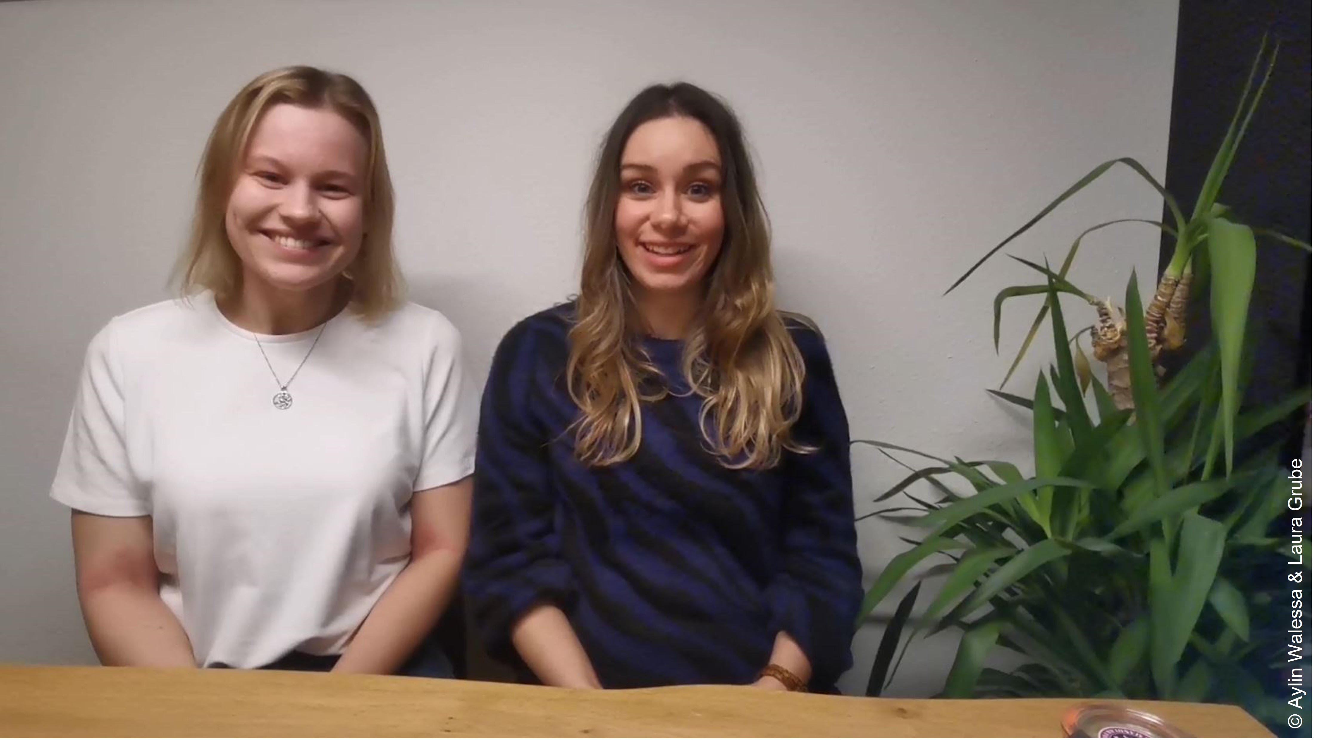 Aylin und Laura lachen in die Kamera.